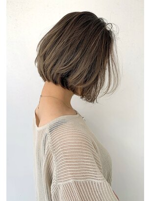 分厚いブロンドのハイライトが付いたチョコレートブラウンの髪