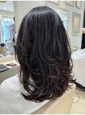 暗髪でも軽みえ動くくびれレイヤー