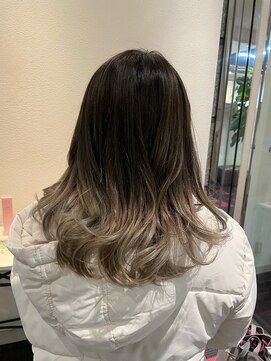 ロングヘア×バレイヤージュ風グラデーション