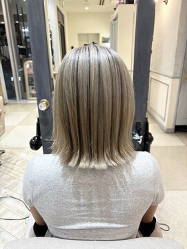 リヴナ(Livna) ハイトーンのホワイトベージュのバレイヤージュ◎