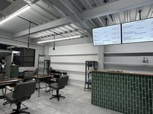 MENS salon SOU by LUAUの雰囲気（無駄を削ぎ落とした空間で洗練されたインダストリアルデザイン）