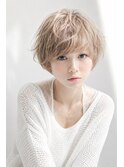 ホワイトベージュカラーショートヘア