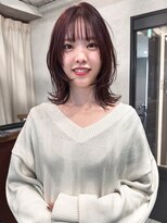 アトリエ タキ(atelier.taki)&nbsp;ミディアムレイヤー ワインレッド 外ハネ 前髪カット