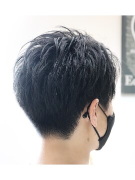 ウィスカーヘアー(whisker hair) アップバングショート