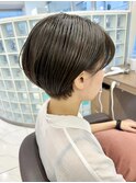 暗めカラーがかわいい！耳掛けショートボブ