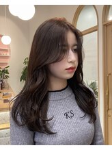 ブリーチなしでも叶う透け感カラーと、顔まわりに動きをつけた韓国風レイヤーカットが得意です**