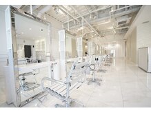 NYNY MEN 姫路本店【メンズサロン/メンズカット/メンズパーマ】【8/1 OPEN(予定)】の雰囲気(洗練された清潔感ある店内で贅沢な高級感のあるフロア )