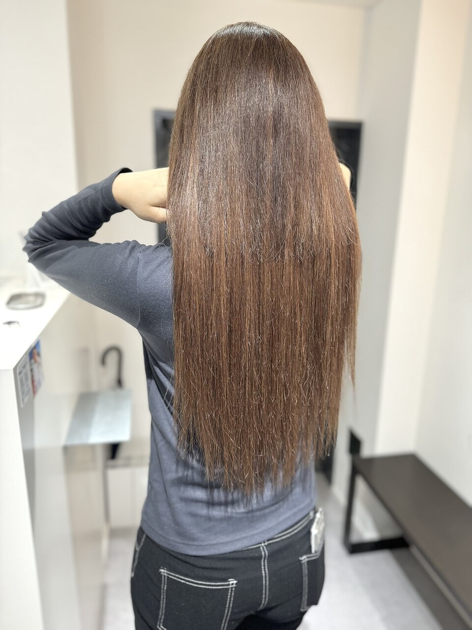 憧れロングを即実現！赤みを抑えた艶色ベージュ×シールエクステ