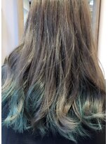 ビヨンドイー(beyond E)&nbsp;グレージュインナーカラーエメラルドブルー