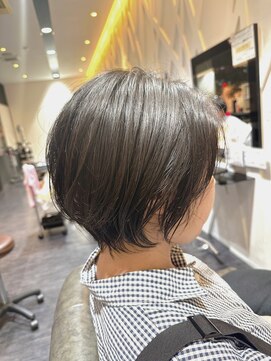 ヘアメイク ジール 羽黒店 段差をつけない丸みショート