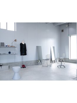 無機質な雰囲気の中で、ゆったりとした時間を過ごせる空間に♪あなただけの特別なサロンタイムを…。