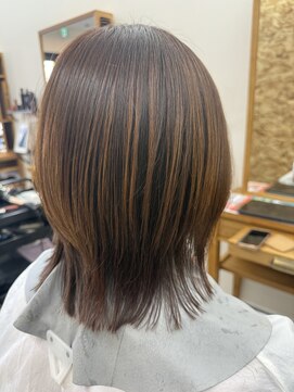 ミディアム/ウルフ/くびれ/ハイライト/外ハネ