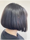 可愛いだけじゃないモード感をとり入れた重めボブ♪