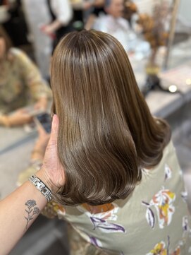 ラビス 浦和(Lovis) Ikuno/黒髪/グレーベージュ/レイヤーロング/前髪パーマ