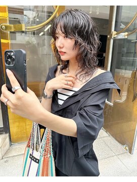 ミディアムウルフパーマ黒髪ロングパーマ