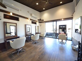 リカスヘアースペース(Recasu hair space)の写真/木のぬくもりがあるホッとできる居心地の良い空間…オシャレな雰囲気のカフェ風隠れ家サロン【西区/黒埼】