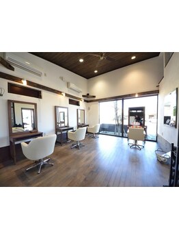 木のぬくもりがあるホッとできる居心地の良い空間…オシャレな雰囲気のカフェ風隠れ家サロン【西区/黒埼】