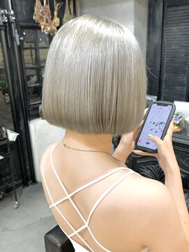 トリコ(ToricO) プラチナブロンド/刈り上げボブ/アッシュグレー/ケアブリーチ