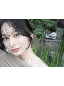 その一ミリで、印象は劇的に変わる！女性らしく美しい顔周りデザイン。