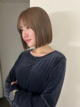 ユヌ(Une) 【nanami】ぱつっとミニボブ × ハイトーンベージュ