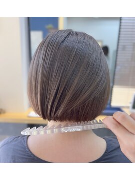 リノショアーズ 元町店(RINOSHORES) ペールベージュ/ハイトーンカラー/大人かわいいショートヘア