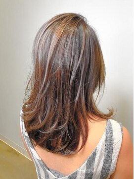 キトリー 立川(kitly) 白髪ぼかしハイライト×レイヤースタイル