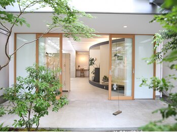 力廣美容館の写真/柔らかな光と緑あふれる隠れ家空間で創る洗練されたスタイル。全ての女性へ可愛くなれる魔法を__*