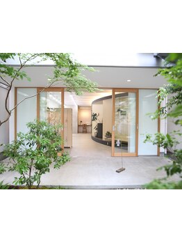 柔らかな光と緑あふれる隠れ家空間で創る洗練されたスタイル。全ての女性へ可愛くなれる魔法を__*