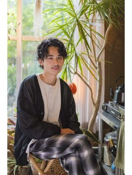 ニゲラ 町田(NIGELA) ツイストスパイラルウルフレイヤーセンターパート黒髪ワイルド