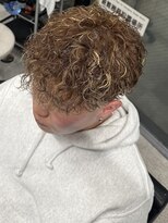 イーラ(era) 茶髪メッシュスペインカールスパイラルパーマ平巻き