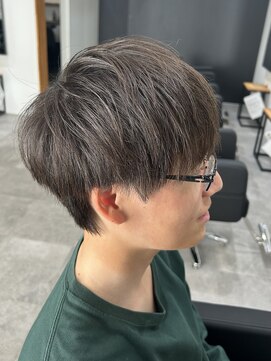 ヒュイル バイ ニアウ(Hwyl by Niau) メンズカットミニウルフマッシュツーブロなしストレート眉毛