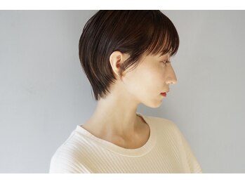 ハイク(HYKE)の写真/30代以降の大人女性だからできる”美しい上質なデザイン”を。話題の白髪ぼかしで立体感のあるスタイルも。