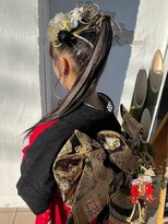 コジック ヘアアンドアイ(Cogic hair & eye)&nbsp;成人式ヘアセット 個性的ロングポニーヘア金色 和装着物