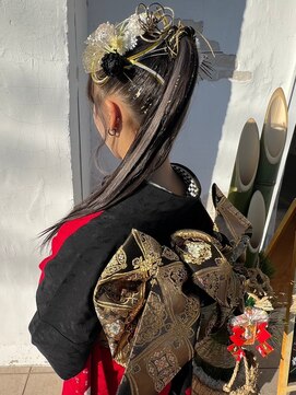 コジック ヘアアンドアイ(Cogic hair & eye) 成人式ヘアセット 個性的ロングポニーヘア金色 和装着物