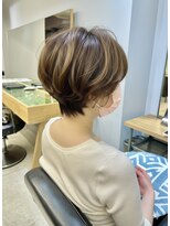 バッカ(BACCA)&nbsp;ふんわり立体感で若見え！白髪ぼかしハイライトショート