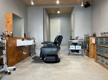 シンプルな空間の一席のみのバーバー。