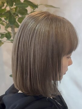 ルーチェ(Lu-che) 冬カラー/全頭ブリーチ/ミルキーベージュ/長めボブ