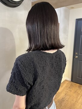 カールム(carlm) うねり広がりが気になる大人女性へ。自然にまとまるストレート