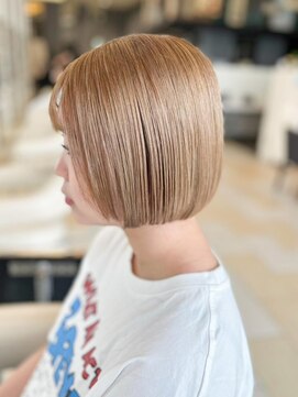 ミーティア バイ クアトロ(Meteor By QUATRO) ハイトーン 内巻き ボブ