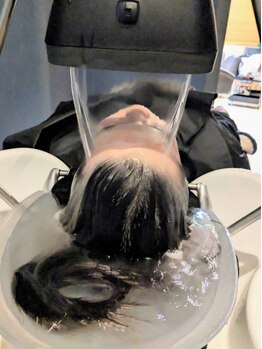 ウル ヘアデザイン (URU hair design)の写真/SNSで話題の頭浸浴導入！頭皮や髪の汚れをさっぱり落とします◎カラーの色持ちも良くなる♪