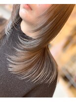 ワンドット バイ キーマン(ONE. by KEYMAN)&nbsp;レイヤーカットにシルバーグレーのインナーカラー