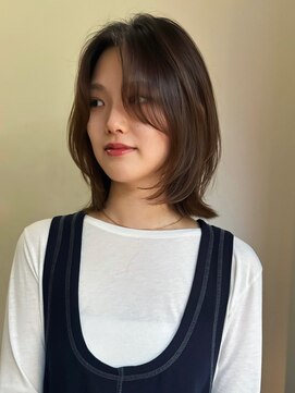 サンク 原宿 表参道(cinq) ブラウンカラーのミディアムハッシュボブ