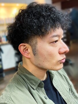 ヘアークリエイ トポライトウィロー 烏丸(Hair Create Polite willow) 20代30代メンズツイストパーマ束オシャレ感刈り上げ