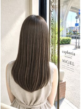 ユーフォリア(Euphoria)の写真/傷ませたくない大人髪に。弱酸性プレミアム縮毛矯正で、思わず触れたくなる艶髪へ。