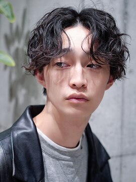 ライラ(Lyla) 無造作質感スパイラルパーマ前下がりセンターパート