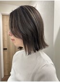 細めのコントラストハイライトボブ立体感カラーグレージュ