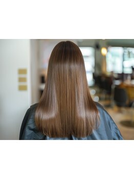 酸性ストレートで髪の負担を軽減♪一人一人の髪質に合わせて薬剤を調整し柔らかくツヤ感のあるストレートに