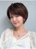 女性らしさ引き立つ抜け感ショートボブ