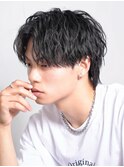 センターパートツイストスパイラル黒髪ツーブロックコンマバング