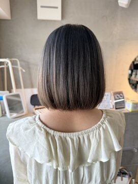 イン(yne.) グレージュカラー